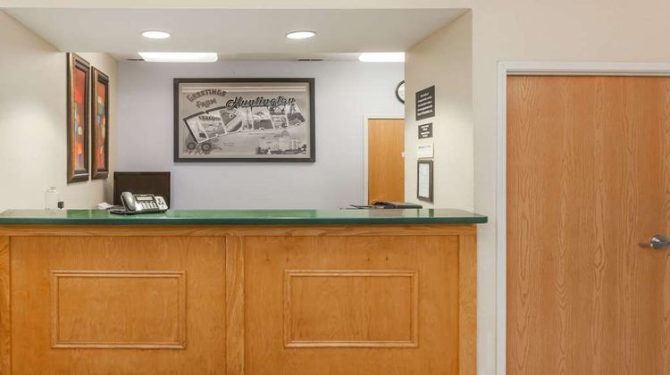 Super 8 Huntington Lobby