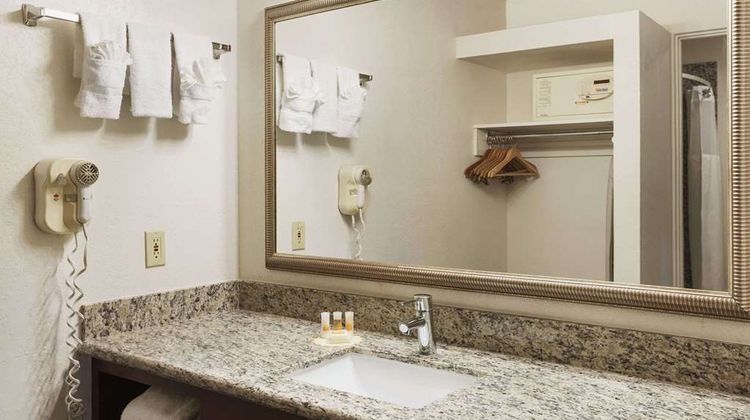Days Inn Oceanside Room