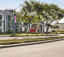 Ramada Anaheim Convention Center Exterior