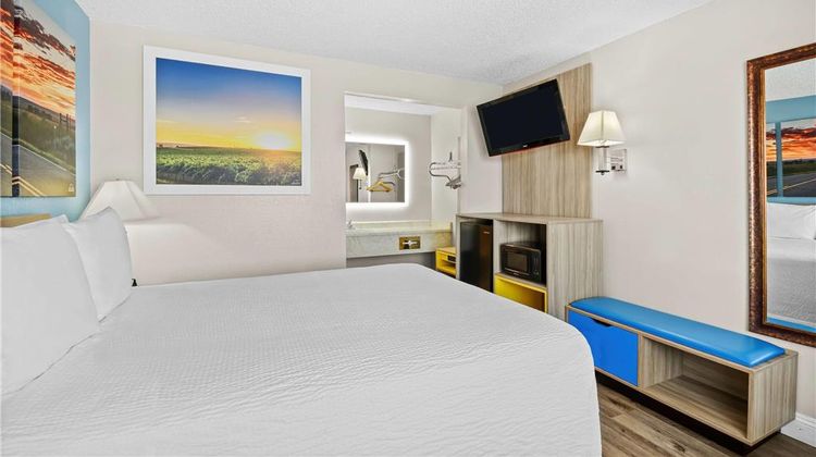 Days Inn Lost Hills Room