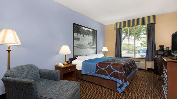 Super 8 Smithfield Room