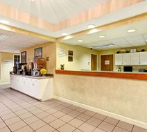 Super 8 Smithfield Lobby