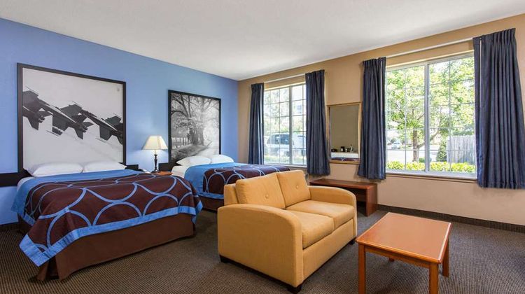 Super 8 Smithfield Suite