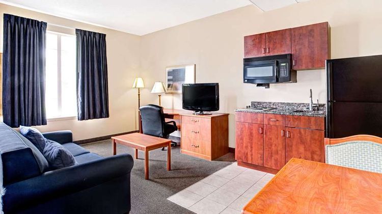 Super 8 Smithfield Room