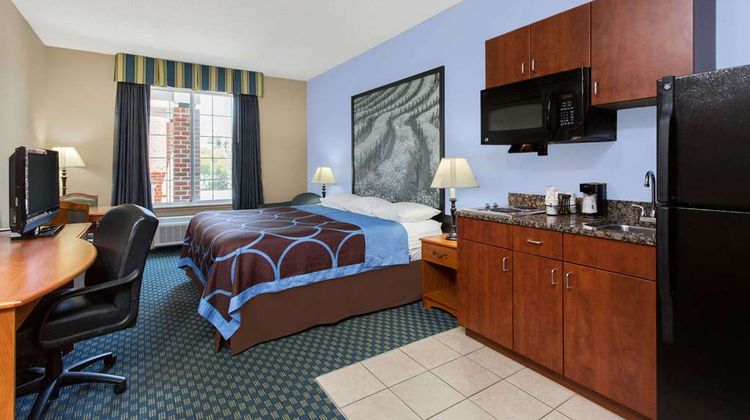 Super 8 Smithfield Suite