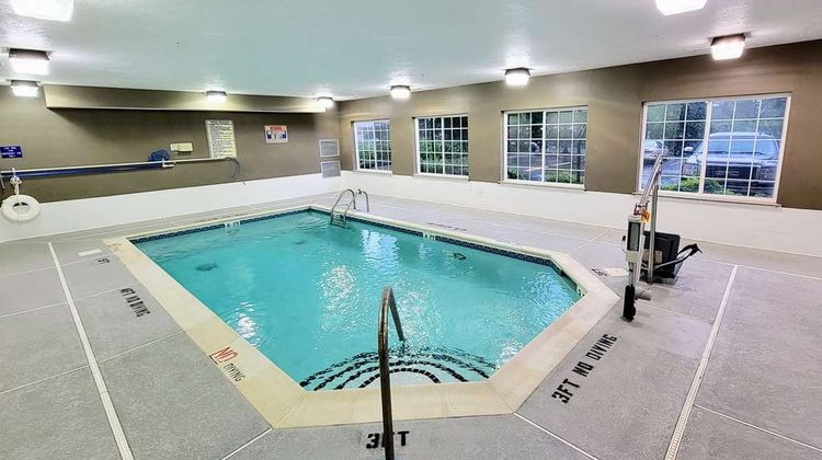 Super 8 Smithfield Pool