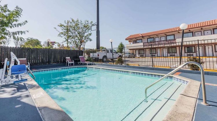 Days Inn Castaic Six Flags Magic Mt Pool
