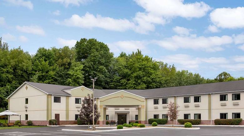 <b>Super 8 Grove City Exterior</b>. Images powered by <a href="https://iceportal.shijigroup.com/" title="IcePortal" target="_blank">IcePortal</a>.