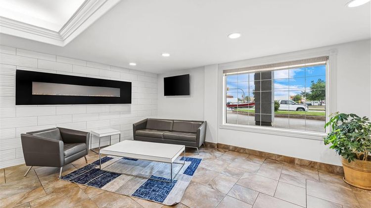 Super 8 Saskatoon Lobby