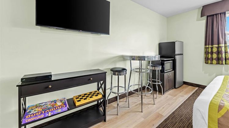 Super 8 Saskatoon Suite