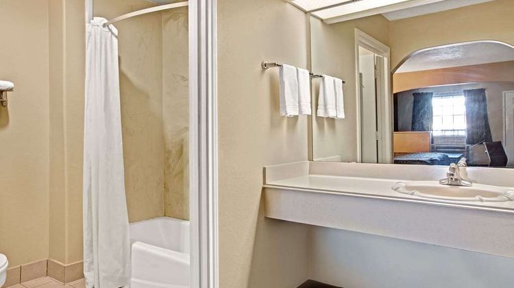 Days Inn & Suites Houston North/FM 1960 Room