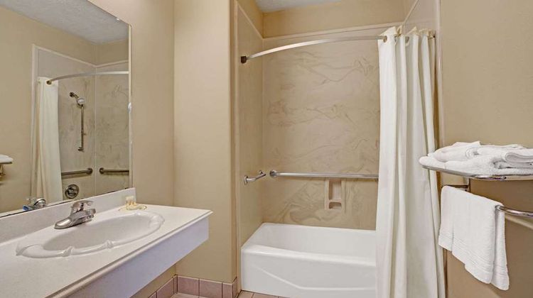 Days Inn & Suites Houston North/FM 1960 Room