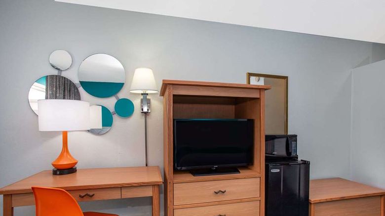 <b>Howard Johnson Express Colorado Springs Room</b>. Images powered by <a href="https://iceportal.shijigroup.com/" title="IcePortal" target="_blank">IcePortal</a>.
