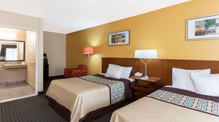 Days Inn Mission Valley Qualcomm/SDSU Room