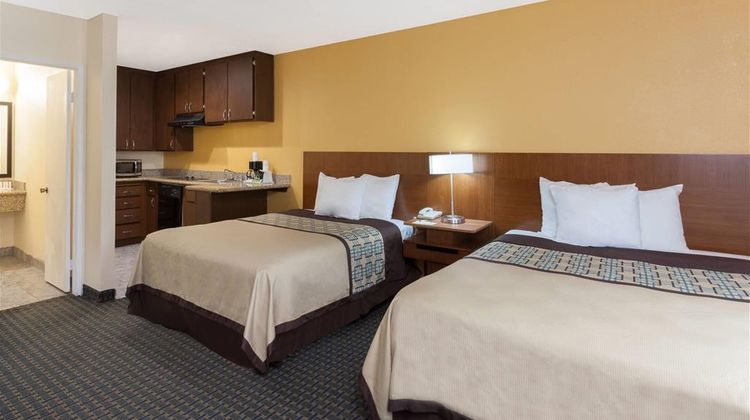 Days Inn Mission Valley Qualcomm/SDSU Suite