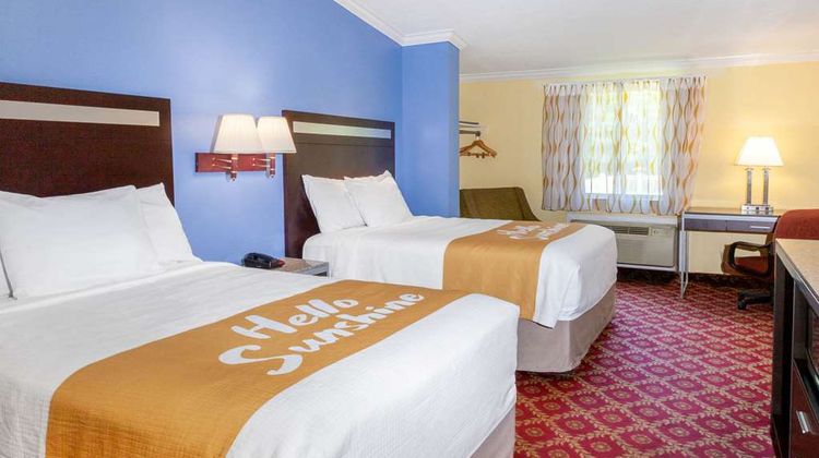 Days Inn Nanuet Spring Valley Room