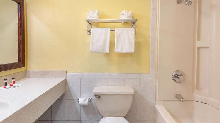 Days Inn Nanuet Spring Valley Room