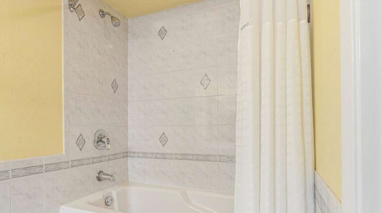 Days Inn Nanuet Spring Valley Room