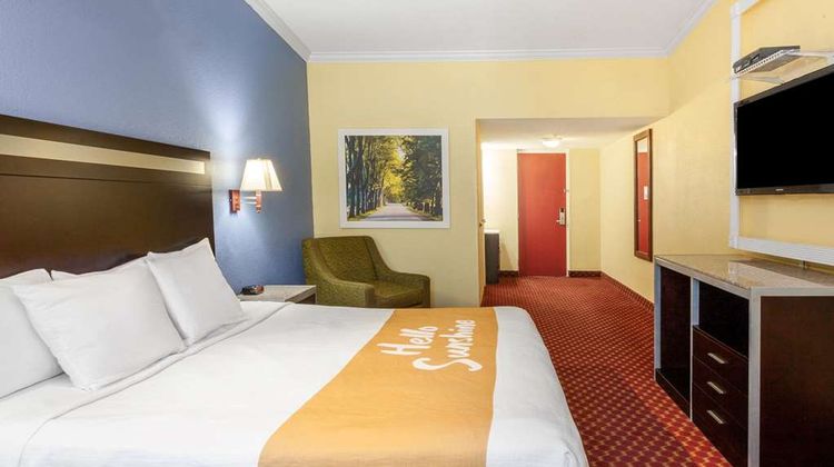 Days Inn Nanuet Spring Valley Room