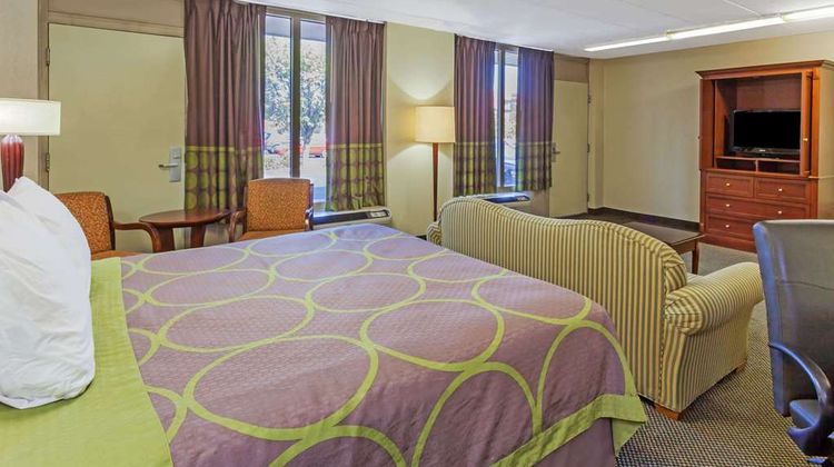 Super 8 Manassas Suite