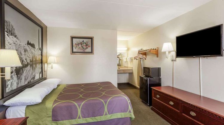 Super 8 Manassas Room