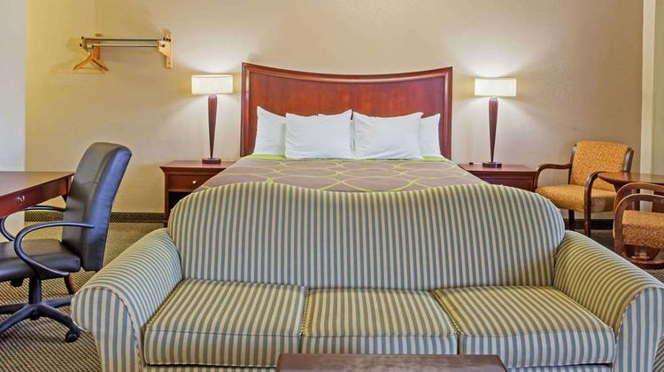 Super 8 Manassas Suite