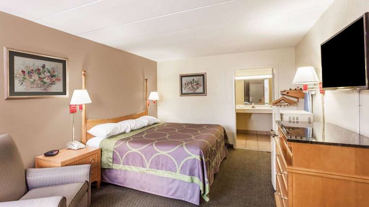 Super 8 Manassas Room