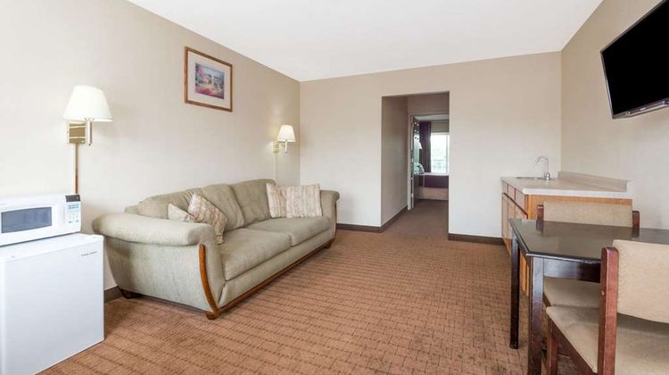 Howard Johnson Express Springfield Suite