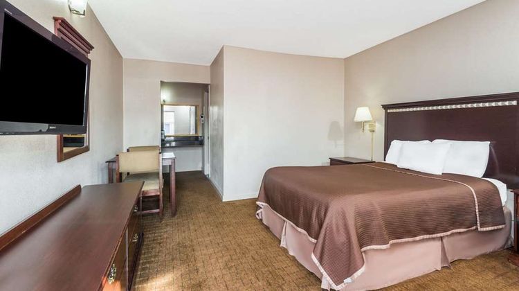 Howard Johnson Express Springfield Room