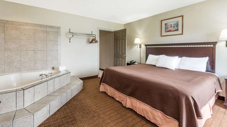 Howard Johnson Express Springfield Suite