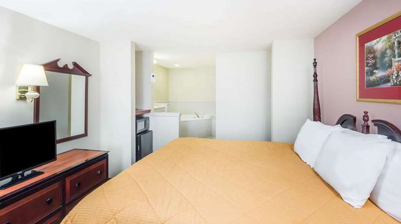 <b>Baymont by Wyndham Biloxi/Ocean Springs Suite</b>. Images powered by <a href="https://iceportal.shijigroup.com/" title="IcePortal" target="_blank">IcePortal</a>.