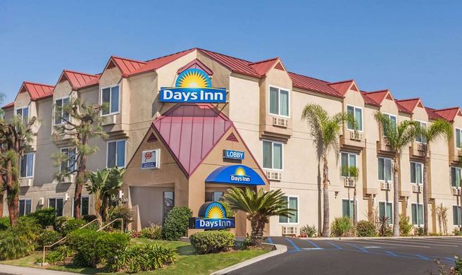 Days Inn by Wyndham Carlsbad Hotel Exterior