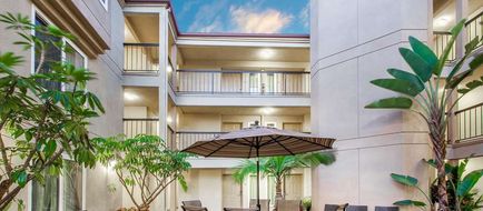 Days Inn by Wyndham Carlsbad Hotel Exterior
