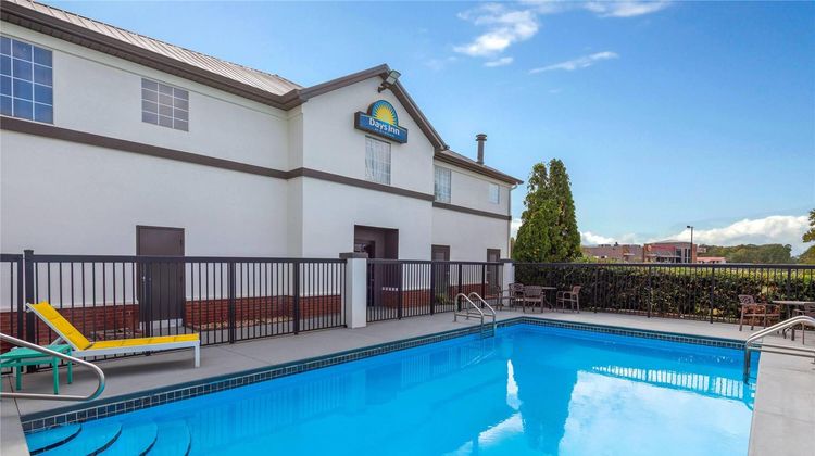 Days Inn Lincoln Pool