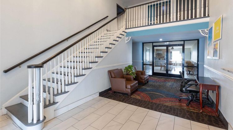 Days Inn Lincoln Lobby