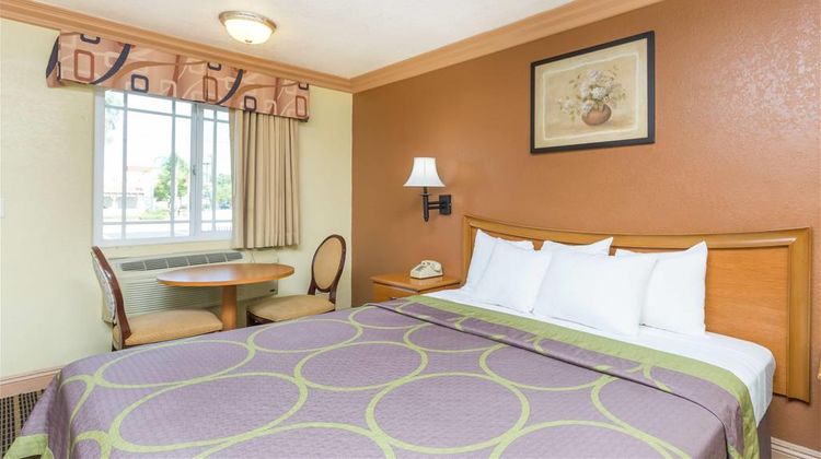 Super 8 Azusa Room