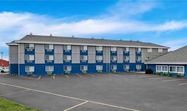 Super 8 Osseo Exterior
