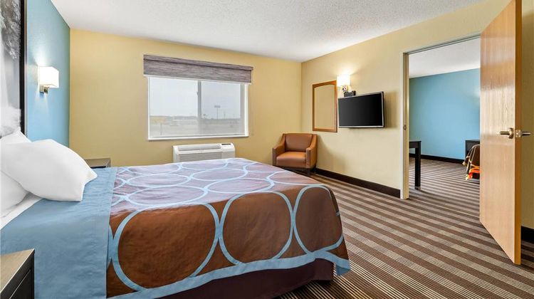 Super 8 Osseo Suite