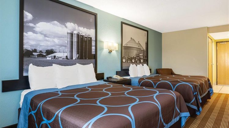 Super 8 Osseo Room