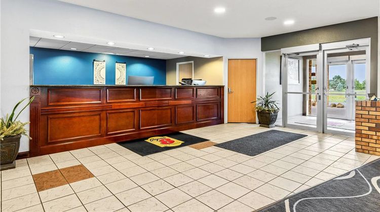 Super 8 Osseo Lobby