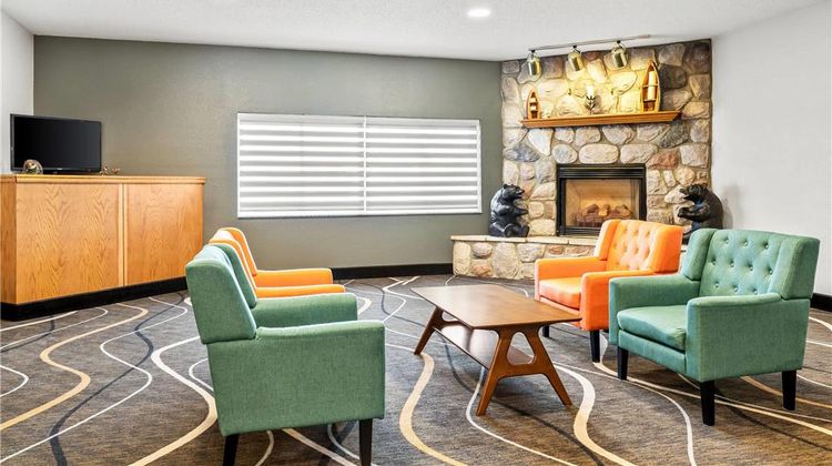 Super 8 Osseo Lobby
