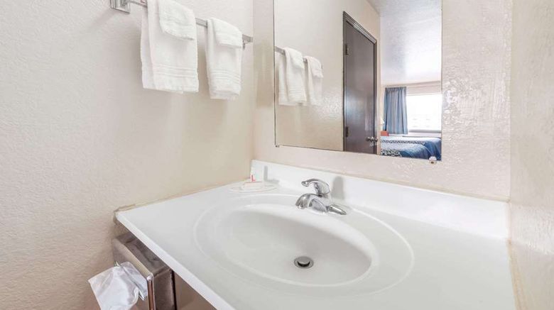 <b>Days Inn Russell Room</b>. Images powered by <a href="https://iceportal.shijigroup.com/" title="IcePortal" target="_blank">IcePortal</a>.