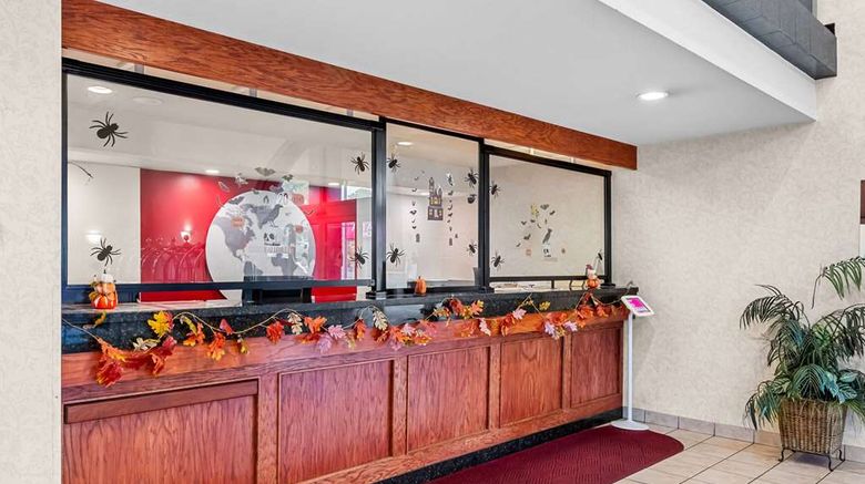 <b>Ramada SeaTac Airport Lobby</b>. Images powered by <a href="https://iceportal.shijigroup.com/" title="IcePortal" target="_blank">IcePortal</a>.