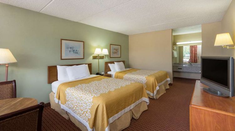 Days Inn Hurricane Mills Room