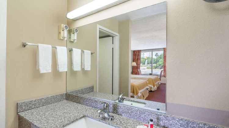 Days Inn Hurricane Mills Room