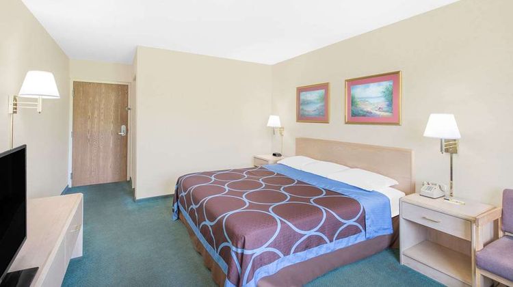 Super 8 Canandaigua Room
