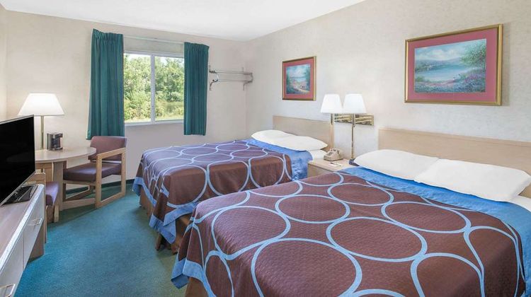 Super 8 Canandaigua Room