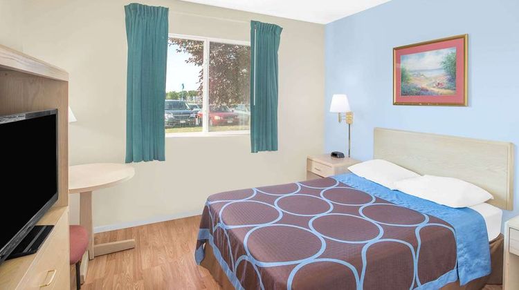Super 8 Canandaigua Room