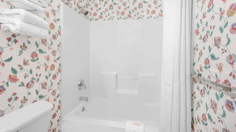 Super 8 Canandaigua Room