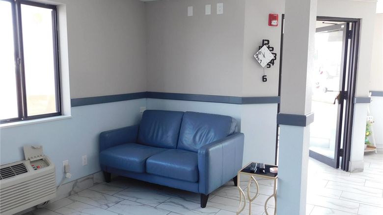 <b>Days Inn Effingham Lobby</b>. Images powered by <a href="https://iceportal.shijigroup.com/" title="IcePortal" target="_blank">IcePortal</a>.